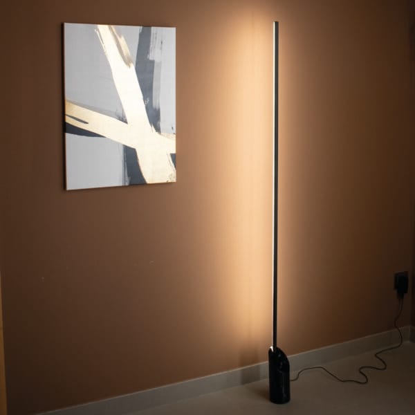 Lampadaire LED métal et marbre noir – Image 2